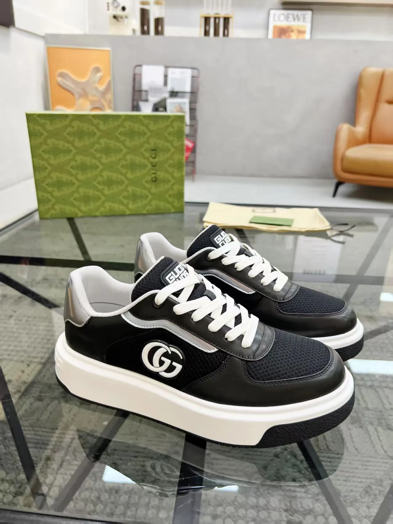P440 new men's shoes GUCCI [Lightning] latest shoes are shipped. Original quality, fashionable, made of special materials, sheepskin lining, brand new packaging. The foot feels super comfortable and the workmanship is impeccable. Size: 38-45